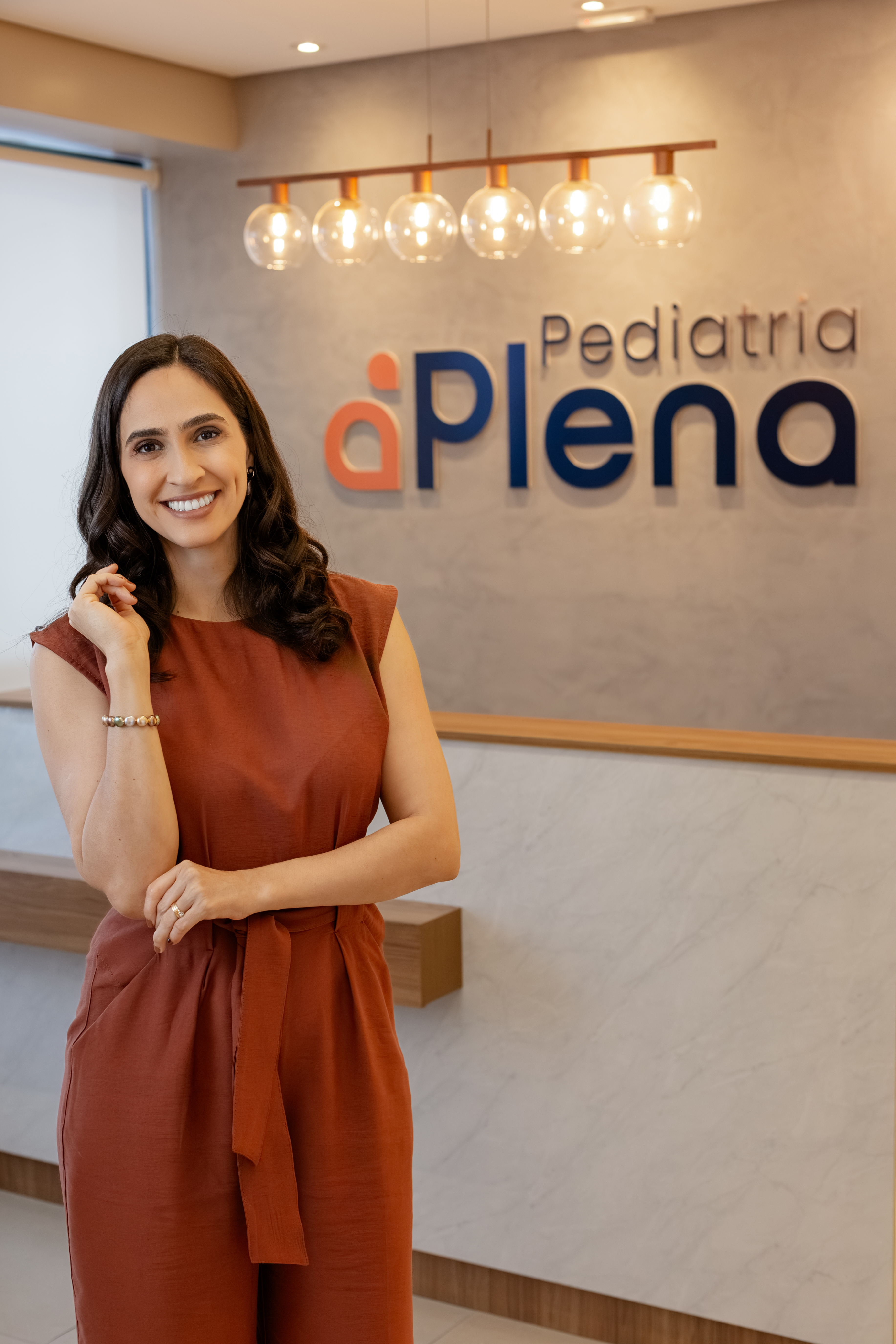 Médico pediátrico atendendo uma criança